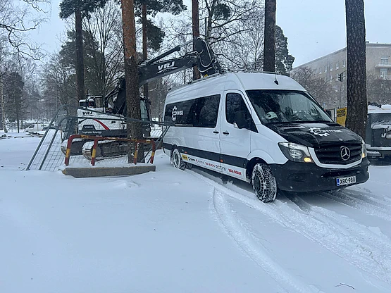 Maanrakennus- ja kiinteistönhuoltokoneiden sekä pudottajien huollot, korjaukset ja varustelu